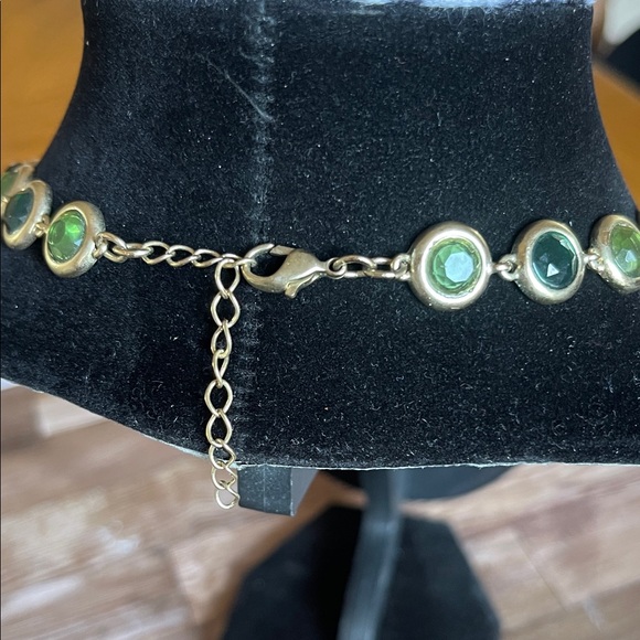 Elegant Green and Gold Necklace - Picture 2 of 6